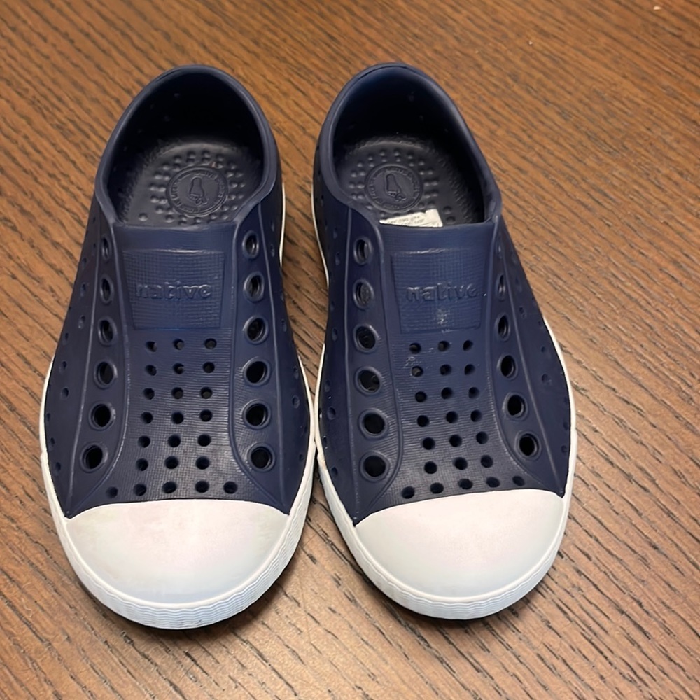 Native Shoes Size c7